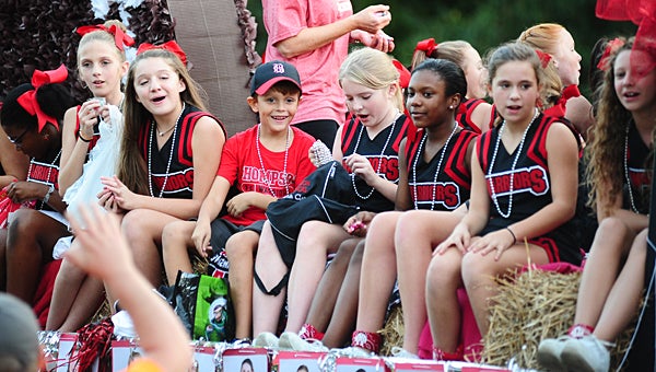 Riders on the Thompson Middle School cheerleaders' float throw candy to the crowd during he city's homecoming parade on Sept. 30. (Reporter Photo/Neal Wagner)