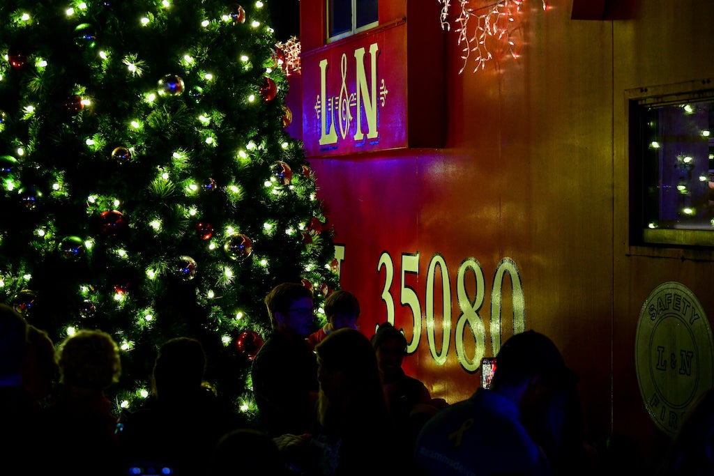 Helena holds annual Christmas tree lighting event with hundreds in