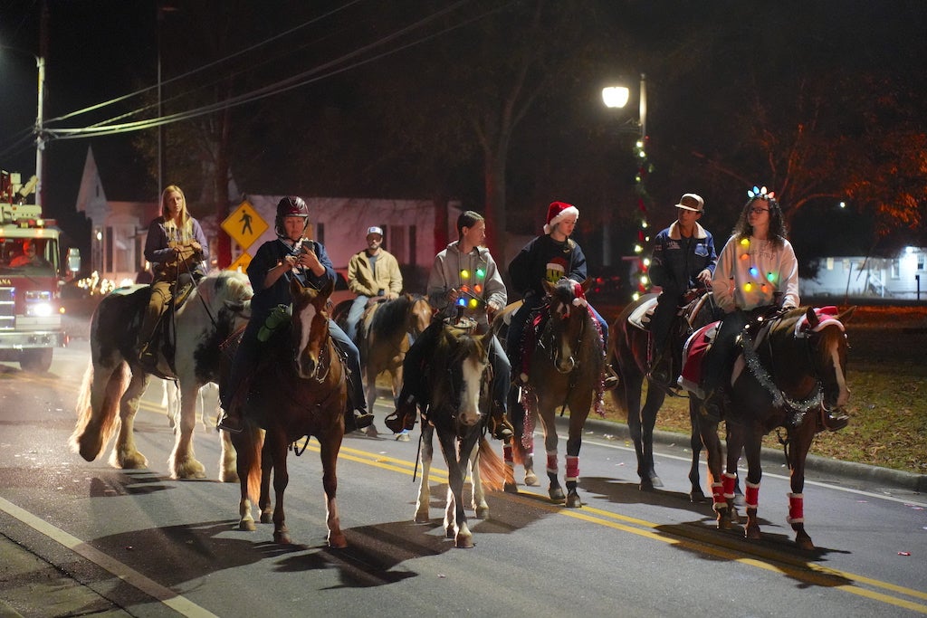 Locals enjoy annual Columbiana Christmas Parade, Christmas Wonderland