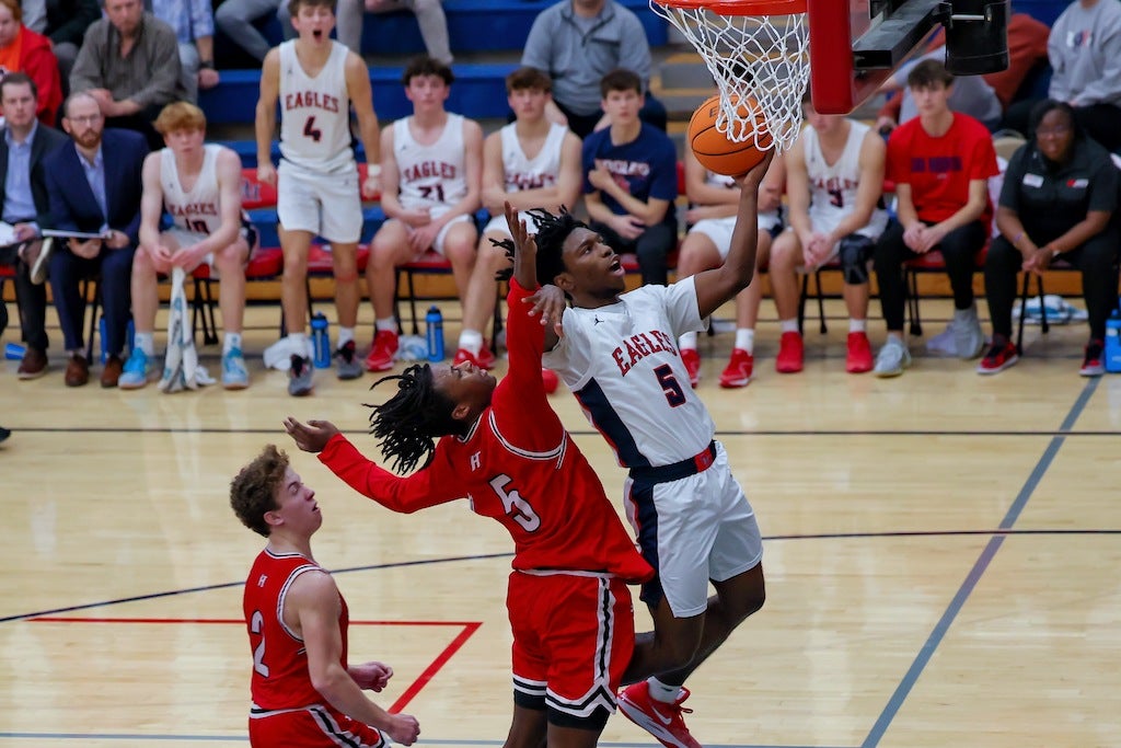 Oak Mountain surges back to defeat HewittTrussville in final minute